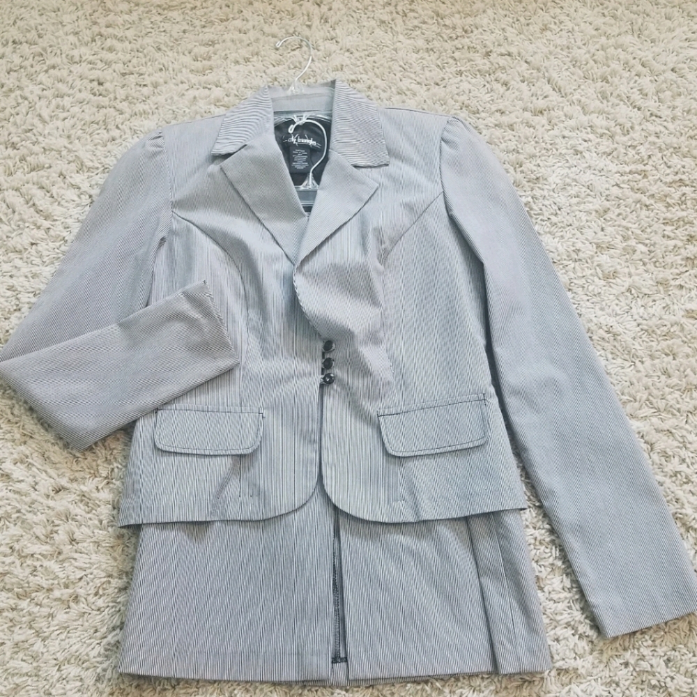 City Triangles Gray Skirt Set